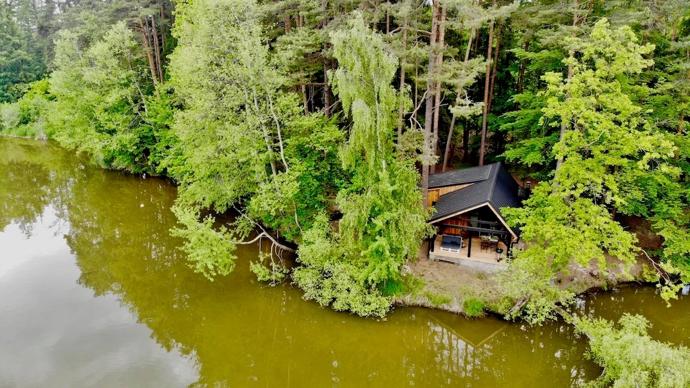 Součástí je vybavená kuchyň, manželská postel, rozkládací pohovka a koupelna se sprchou.
