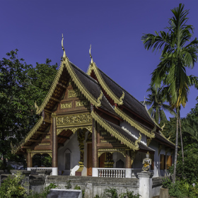 Thajsko je desítkou žebříčku, kde Bangkok i Chiang Mai lákají pronájmy za 500–600 dolarů, jídlo za 12 dolarů pro dva, a zdravotní péče s rodinnou atmosférou. Říká se mu „Costa del Sol Asie“ díky nádherným plážím, cenové dostupnosti a kvalitě života .
