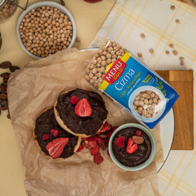 Cizrnová pomazánka s kakaem a medem

4 porce 

Ingredience

120 g cizrny Menu Gold

50 g kakaa

80 g medu

250 ml horké vody

Lžíce olivového oleje

Pečivo

Postup

Cizrnu namočíme ideálně přes noc do studené vody a druhý den v nové vodě uvaříme do měkka. Scedíme, dáme na utěrku odpařit a odkapat. Poté přesuneme na plech a dáme péct na 200 °C na 30 minut. Opečenou cizrnu vložíme do mixéru, přidáme kakao, med, olej, zalijeme horkou vodou a rozmixujeme dohladka. 

Podáváme na pečivu ke snídani nebo svačině. 
