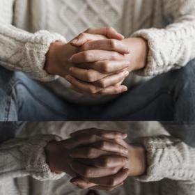Zpočátku paní Klára netušila, co dělat. Jen brečela, nevěděla, jak dál. Život se smrsknul jen na postel a na to, že se v ní utápěla v sebelítosti. Jak dál? Co dělat? Jak vůbec začít znovu dýchat?
