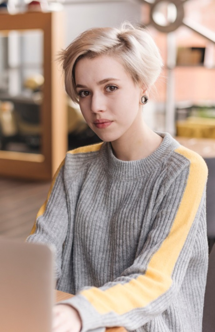 Pixie cut dá vyniknout dlouhé šíji. Ty můžete ozdobit zajímavým náhrdelníkem.
