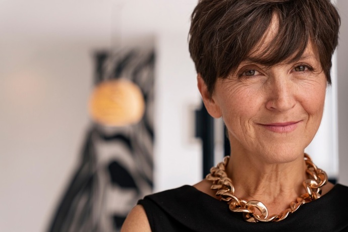 Pixie cut sluší i ženám po 60. Je svěží, hravý a nenáročný na styling. Skvěle vypadá v kombinaci s výrazným náhrdelníkem nebo šátkem uvázaným kolem krku. 

