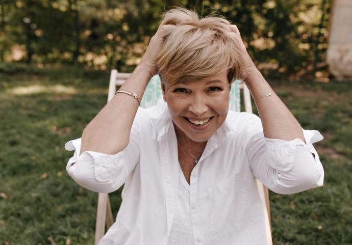 Hravý pixie cut se hodí nejen na letní období, ale i na podzim. Vyžaduje však pravidelně zastřižení, aby účes držel tvar. Pomoci vám přitom mohou i stylingové přípravky. 
