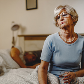 Nástup menopauzy byl v podstatě ze dne na den. Návaly horka, že by proti tomu i sauna byla slabý čajíček a poté zase zimnice. Změny nálad a různé výkyvy se střídaly jako na běžícím pásu. Nebylo to lehké přijmout a už vůbec ne se s tím vyrovnat.
