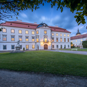 Architektonicky čistou zámeckou budovu nechal v polovině 18. století vystavět Heřman Hanibal z Blümegenu.
