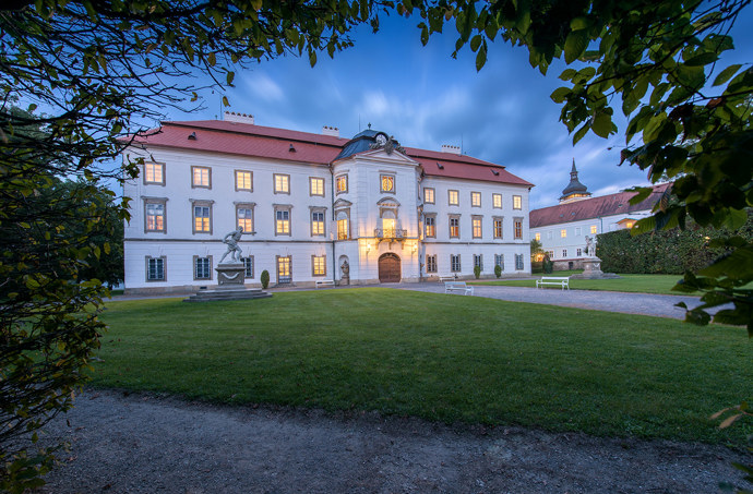 Architektonicky čistou zámeckou budovu nechal v polovině 18. století vystavět Heřman Hanibal z Blümegenu.
