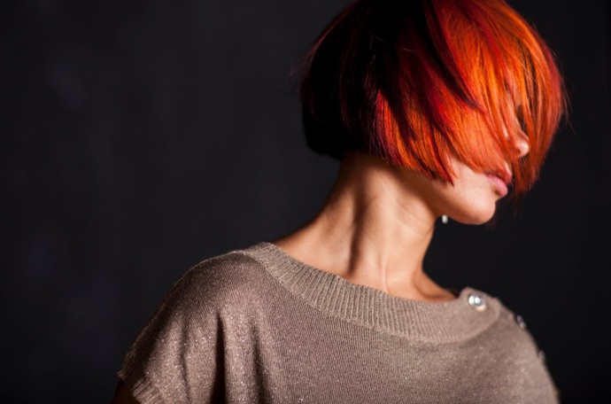 Long bob, neboli lob, je prodloužený bob. Tento střih dodá vlasům objem, je nenáročný na styling a působí upraveně. Doplnit jej můžete o výraznou čelenku. 
