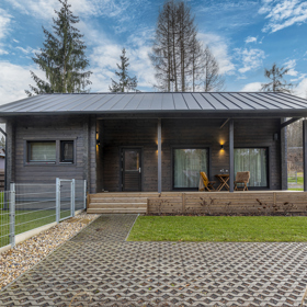 Tato jedinečná dřevostavba kombinuje prvky tradiční severské architektury s moderním designem.
Tato jedinečná dřevostavba kombinuje prvky tradiční severské architektury s moderním designem.
