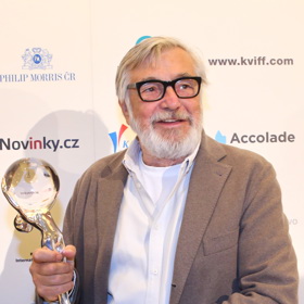 Jiří s cenou, kterou každoročně předával významným osobnostem nejen světového filmu
