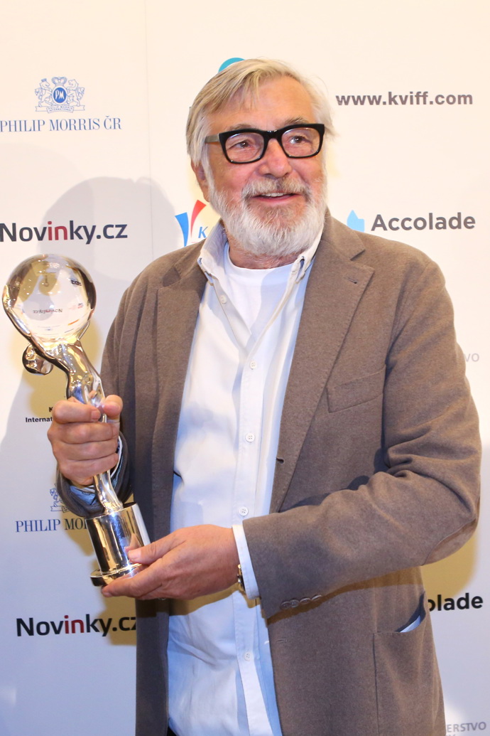 Jiří s cenou, kterou každoročně předával významným osobnostem nejen světového filmu
