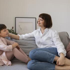 Mohlo to být prakticky cokoliv - přišla o minutu později, nedojedla všechno, co bylo na talíři, a podobné drobnosti. Oba pak křičeli, rozpoutala se hádka obřích rozměrů. Snažila se v dospělosti proti tomu vzorci bojovat. Nechtěla, aby tohle jednou zažily její děti.
