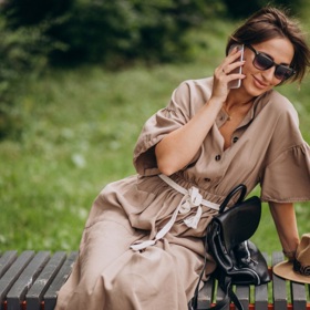 Zemité odstíny barev letos jednoznačně vedou. Nejen, že se skvěle kombinují s dalšími kousky, ale navíc působí velmi elegantně a sluší i zralým ženám. 

