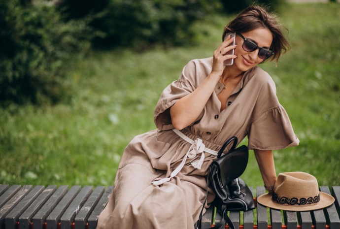 Zemité odstíny barev letos jednoznačně vedou. Nejen, že se skvěle kombinují s dalšími kousky, ale navíc působí velmi elegantně a sluší i zralým ženám. 
