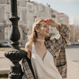 Jemný károvaný vzor v odstínech hnědé a béžové je ideální pro ženy středního věku. Působí totiž elegantně a velmi noblesně. 
