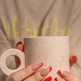 Jak může vypadat stylová podzimní manikúra? Odstín Cherry Red doplňte elegantní zlatou linkou. 
