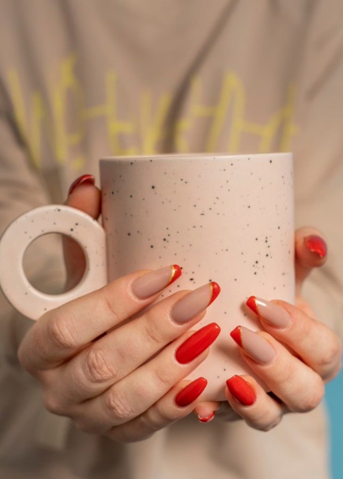 Jak může vypadat stylová podzimní manikúra? Odstín Cherry Red doplňte elegantní zlatou linkou. 
