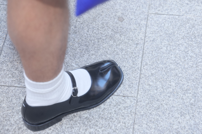 Jordan Haj nosí baleríny Tabi značky Maison Margiela
Jordan Haj nosí baleríny Tabi značky Maison Margiela