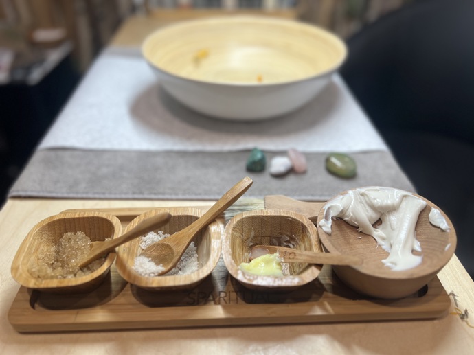 Každý krok má při spa manikúře svůj důvod a opodstatnění.

