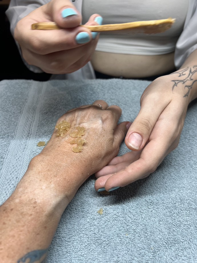 Příjemný peeling okamžitě pokožku zjemní a hydratuje.
