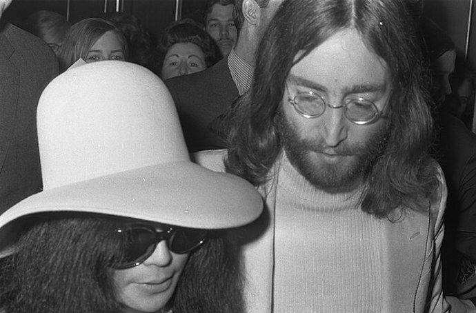 Yoko Ono a John Lennon
