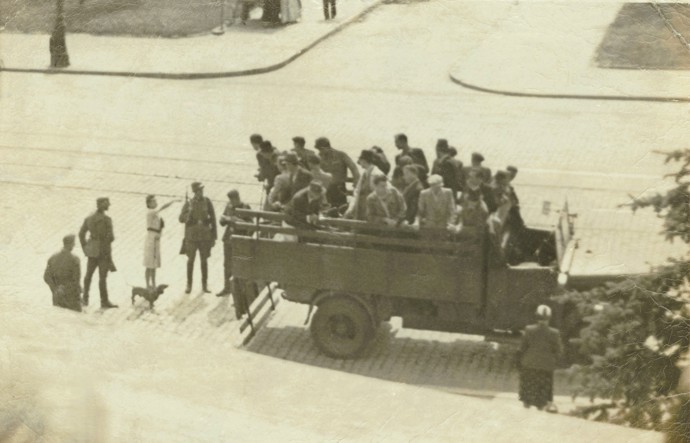 Łapanka, 1941, únosy ve čtvrti Żoliborz ve Varšavě. Vybrané mladé ženy byly později nuceny pracovat v vojenských nevěstincích.
Łapanka, 1941, únosy ve čtvrti Żoliborz ve Varšavě. Vybrané mladé ženy byly později nuceny pracovat v vojenských nevěstincích.