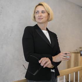Paní Ela má v práci váženou pozici. Je manažerkou, takže její náplní práce je dělat různá rozhodnutí. I ta, která nejsou moc populární, ale firmě přinesou zisky a pomohou překlenout různá období.
