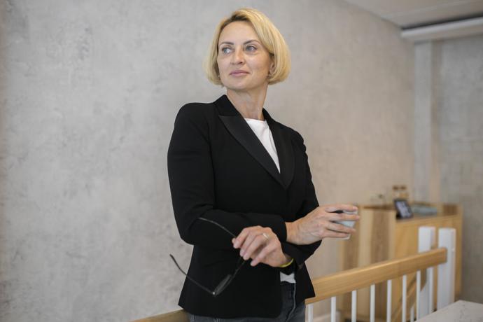 Paní Ela má v práci váženou pozici. Je manažerkou, takže její náplní práce je dělat různá rozhodnutí. I ta, která nejsou moc populární, ale firmě přinesou zisky a pomohou překlenout různá období.
