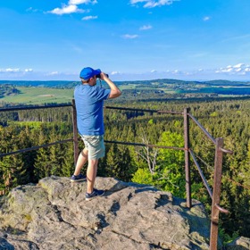 Výhledy, které stojí za každý krok. Putování po osmistovkách vás odmění panoramaty i klidem hlubokých lesů.
