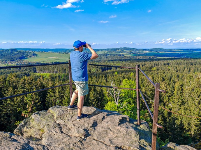 Výhledy, které stojí za každý krok. Putování po osmistovkách vás odmění panoramaty i klidem hlubokých lesů.
