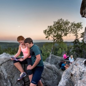 Výhledy, které stojí za každý krok. Putování po osmistovkách vás odmění panoramaty i klidem hlubokých lesů.
