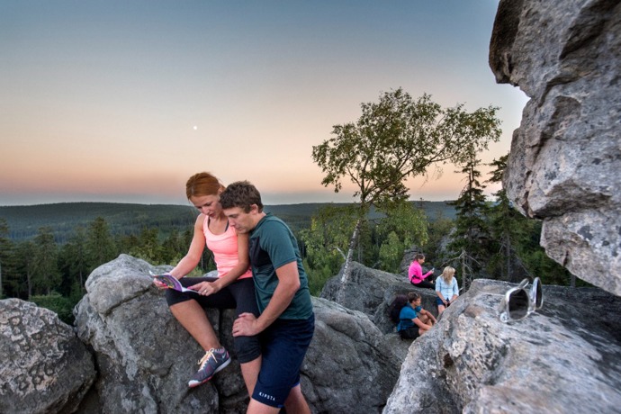 Výhledy, které stojí za každý krok. Putování po osmistovkách vás odmění panoramaty i klidem hlubokých lesů.
