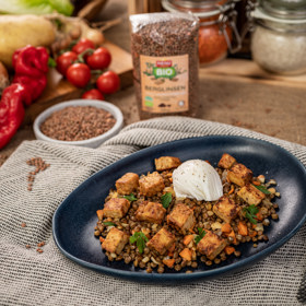 Čočka berglinsen s tempehem

4 porce

Ingredience:

350 g čočky berglinsen Menu Gold

200 g kořenové zeleniny

350 g uzeného tempehu

2 stroužky česneku

Sůl

Pepř

Slunečnicový olej 

Listová petrželka

Olivový olej

4 vejce

 

Postup:

Čočku berglinsen uvaříme podle návodu. Kořenovou zeleninu očistíme a nakrájíme na menší kousky a dáme pomalu restovat na rozehřátý slunečnicový olej. Poté přidáme tempeh, nakrájený česnek a opět zarestujeme. Zamícháme s čočkou a prohřejeme. Nakonec přidáme nakrájenou petrželku a dvě lžíce olivového oleje. Podáváme se zastřeným vajíčkem, které jemně dosolíme a opepříme. 
