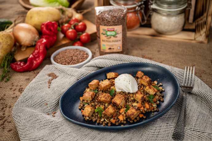 Čočka berglinsen s tempehem
4 porce
Ingredience:
350 g čočky berglinsen Menu Gold
200 g kořenové zeleniny
350 g uzeného tempehu
2 stroužky česneku
Sůl
Pepř
Slunečnicový olej
Listová petrželka
Olivový olej
4 vejce
Postup:
Čočku berglinsen uvaříme podle návodu. Kořenovou zeleninu očistíme a nakrájíme na menší kousky a dáme pomalu restovat na rozehřátý slunečnicový olej. Poté přidáme tempeh, nakrájený česnek a opět zarestujeme. Zamícháme s čočkou a prohřejeme. Nakonec přidáme nakrájenou petrželku a dvě lžíce olivového oleje. Podáváme se zastřeným vajíčkem, které jemně dosolíme a opepříme.
Čočka berglinsen s tempehem
4 porce
Ingredience:
350 g čočky berglinsen Menu Gold
200 g kořenové zeleniny
350 g uzeného tempehu
2 stroužky česneku
Sůl
Pepř
Slunečnicový olej
Listová petrželka
Olivový olej
4 vejce
Postup:
Čočku berglinsen uvaříme podle návodu. Kořenovou zeleninu očistíme a nakrájíme na menší kousky a dáme pomalu restovat na rozehřátý slunečnicový olej. Poté přidáme tempeh, nakrájený česnek a opět zarestujeme. Zamícháme s čočkou a prohřejeme. Nakonec přidáme nakrájenou petrželku a dvě lžíce olivového oleje. Podáváme se zastřeným vajíčkem, které jemně dosolíme a opepříme.