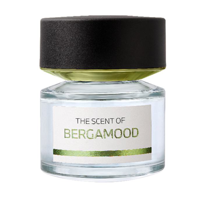 BMW BERGAMOOD je svěží, citrusová Eau de Parfum pro každého, kdo miluje lehkost, optimismus a čistou radost ze života. Vůně otevírá den jasnými tóny italského bergamotu, mandarinky a lehce pikantního růžového pepře. V srdci září hořký pomeranč, jemná levandule a moderní molekula Helvetolide, která vůni dodává nečekanou hloubku a osobitost. Základ tvoří sametové tóny Anthamber a Ambrox, které prodlužují trvání zážitku.

DM, 1299 Kč
