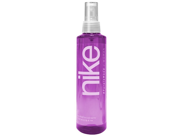 NIKE PURPLE MOOD bodymist zaujme svým jiskřivým bergamotem a černým rybízem, doplněnými o růže, jasmín a fialky, s gurmánským základem z vanilky a pižma.
PeMi, 186 Kč

