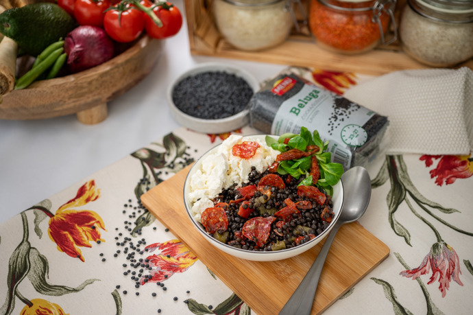 Pikantní čočkový salát s chorizem
4 porce
Ingredience
200 g čočky beluga Menu Gold
3 barevné papriky
1 stroužek česneku
200 g choriza
2 šalotky
120 g sušených rajčat
320 g fety
100 ml olivového oleje
plocholistá petržel
sůl
pepř
Postup
Zelené papriky den předem vložíme do trouby rozpálené na 250 °C a zprudka pečeme cca 10 minut. Jakmile se na slupkách paprik vytvoří puchýřky, vytáhneme je z trouby, přikryjeme a necháme 10 minut odstát. Poté nám půjdou krásně oloupat. Ještě teplé je nakrájíme na kostičky, přidáme nakrájený česnek, zalijeme olivovým olejem, osolíme a necháme přes noc marinovat.
Čočku beluga vložíme do vroucí vody a vaříme cca 25 minut, aby zůstala al dente. Chorizo nakrájíme na kolečka, vyskládáme na pánev a necháme pomalu vypéct dokřupava. Ve výpeku orestujeme nadrobno nakrájenou šalotku. Přidáme sušená rajčata, marinované papriky a uvařenou čočku beluga. Vše spolu jemně prohřejeme, ochutíme solí a pepřem a nasypeme nasekanou petrželku.
Fetu rozdrobíme na menší kousky a podáváme společně s čočkovým salátem a křupavým chorizem.
Pikantní čočkový salát s chorizem
4 porce
Ingredience
200 g čočky beluga Menu Gold
3 barevné papriky
1 stroužek česneku
200 g choriza
2 šalotky
120 g sušených rajčat
320 g fety
100 ml olivového oleje
plocholistá petržel
sůl
pepř
Postup
Zelené papriky den předem vložíme do trouby rozpálené na 250 °C a zprudka pečeme cca 10 minut. Jakmile se na slupkách paprik vytvoří puchýřky, vytáhneme je z trouby, přikryjeme a necháme 10 minut odstát. Poté nám půjdou krásně oloupat. Ještě teplé je nakrájíme na kostičky, přidáme nakrájený česnek, zalijeme olivovým olejem, osolíme a necháme přes noc marinovat.
Čočku beluga vložíme do vroucí vody a vaříme cca 25 minut, aby zůstala al dente. Chorizo nakrájíme na kolečka, vyskládáme na pánev a necháme pomalu vypéct dokřupava. Ve výpeku orestujeme nadrobno nakrájenou šalotku. Přidáme sušená rajčata, marinované papriky a uvařenou čočku beluga. Vše spolu jemně prohřejeme, ochutíme solí a pepřem a nasypeme nasekanou petrželku.
Fetu rozdrobíme na menší kousky a podáváme společně s čočkovým salátem a křupavým chorizem.