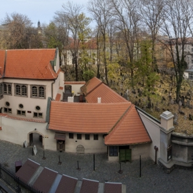 Součástí prohlídkové trasy jsou i synagogy s expozicemi Židovského muzea.
