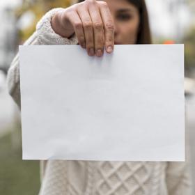 Paní Klára si myslela, že žije pohodové a spokojené manželství. A vůbec žila v domnění, že její život plynul v pohodě a bez problémů. Samozřejmě se občas pohádali, měli nějaké mráčky, ale ve skrze to byl spokojený život. Teda tak si to myslela.

