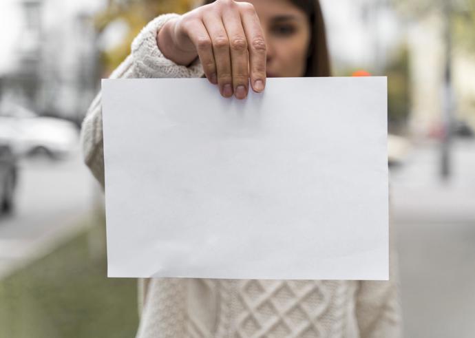 Paní Klára si myslela, že žije pohodové a spokojené manželství. A vůbec žila v domnění, že její život plynul v pohodě a bez problémů. Samozřejmě se občas pohádali, měli nějaké mráčky, ale ve skrze to byl spokojený život. Teda tak si to myslela.
Paní Klára si myslela, že žije pohodové a spokojené manželství. A vůbec žila v domnění, že její život plynul v pohodě a bez problémů. Samozřejmě se občas pohádali, měli nějaké mráčky, ale ve skrze to byl spokojený život. Teda tak si to myslela.