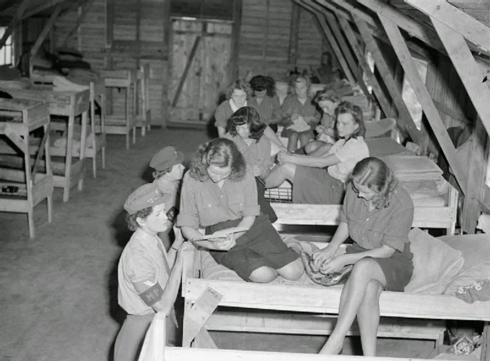Německé zajatkyně. Ženské válečné zajatkyně německé Luftwaffe v táboře Vilvoorde. Tábor byl spravován britskými silami 21. armádní skupiny a ubytovával přes 12 000 válečných zajatců Osy, mužů i žen.
Německé zajatkyně. Ženské válečné zajatkyně německé Luftwaffe v táboře Vilvoorde. Tábor byl spravován britskými silami 21. armádní skupiny a ubytovával přes 12 000 válečných zajatců Osy, mužů i žen.