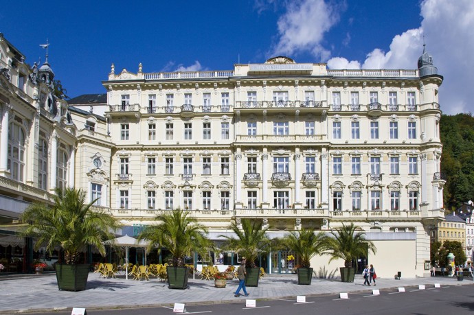 Chodbami slavného hotelu kráčely stovky hostů Karlovarského filmového festivalu z řad největších filmových hvězd. Pro jeho vzhled a šarm je také velmi oblíbený u filmových produkcí.
Chodbami slavného hotelu kráčely stovky hostů Karlovarského filmového festivalu z řad největších filmových hvězd. Pro jeho vzhled a šarm je také velmi oblíbený u filmových produkcí.