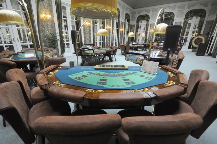 V místním kasinu si můžete zahrát americkou ruletu, black jack nebo ruský poker, k dispozici jsou i automaty Novomatic.
V místním kasinu si můžete zahrát americkou ruletu, black jack nebo ruský poker, k dispozici jsou i automaty Novomatic.