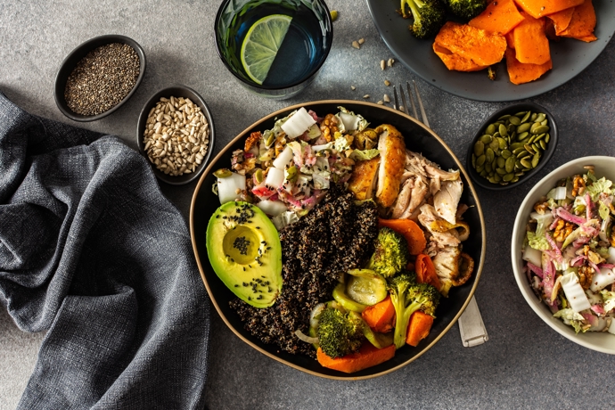 Salát s kuřecím masem, pečenou zeleninou a zázvorovo-tahini zálivkou

Ingredience na 2 porce:


	2 horní kuřecí stehna od značky Dobré kuře z Klatov, 
	150 g černé (nebo červené) quinoy, 
	1 menší batát, 
	1 menší brokolice, 
	1 menší cuketa, 
	1 cibule, 
	1/2 avokáda, 
	2 hrstě fermentované zeleniny kimchi, 
	lžička černého sezamu, 
	olivový olej, 
	sůl, pepř.


Na zálivku (tahini ginger dressing):


	2 lžíce tahini pasty, 
	1 lžíce citronové šťávy, 
	1 lžička strouhaného zázvoru, 
	1 lžička javorového sirupu, 
	1–2 lžíce teplé vody, 
	špetka soli.


Postup:

Batát, brokolici, cuketu a cibuli nakrájejte, zakápněte olejem a pečte na 200 °C cca 20–25 min dozlatova.

Quinou propláchněte a uvařte podle návodu.

Kuřecí stehna osolte, upečte doměkka a hotové natrhejte na větší kusy.

Na talíř poskládejte jednotlivé ingredience – pečenou zeleninu, quinou, natrhané kuře, avokádo, kimchi salát a posypte sezamovými semínky.

Dresink vyšlehejte dohladka a přelijte jím celý obsah misky
