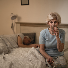 Nebylo to vůbec jednoduché. Paní Květa se prala s tím, co se v ní všechno měnilo. Psychika také udělala své, protože jí bylo jasné, že stárne. Definitivně ji tělo říkalo, jak to s ním vlastně bude. Není jednoduché se s tím vyrovnat.
