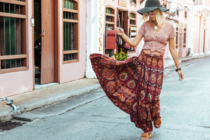 Vzorované boho chic sukně poskytují absolutní volnost pohybu. Skvěle vypadají v kombinaci s přiléhavými halenkami a topy. 
