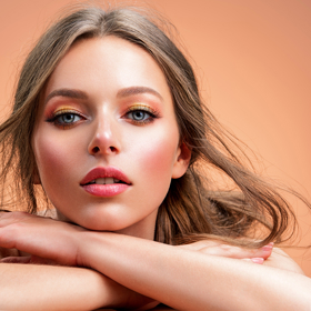 Sunset Eyes, oční stíny, kterým nechybí barvy zapadajícího slunce. Užijte si tóny bronzové, oranžové a zlaté, které tvoří unikátní kombinaci pro letní líčení. Sluší i ženám ve zralém věku. 
