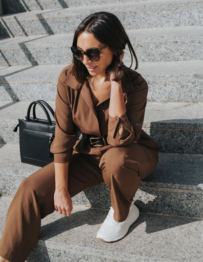 Hledáte stylový letní outfit do kanceláře? Sáhněte po lněném kostýmku v barvě kokosových ořechů. 
