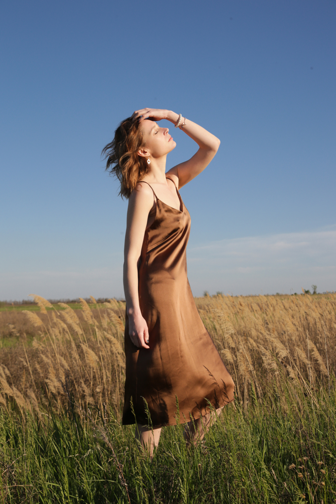 Saténové slip dress šaty jsou na léto jako stvořené. Hnědá barva navíc sluší každé ženě. 
