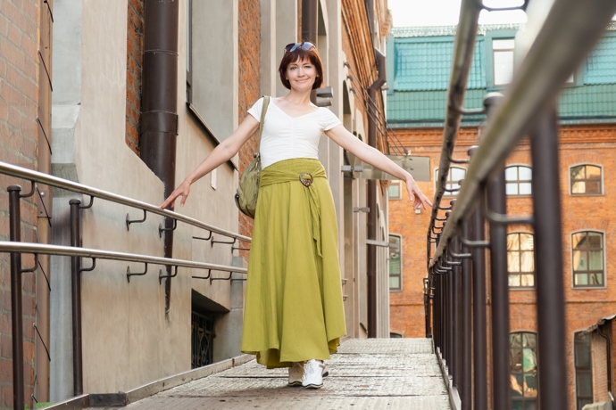 Dlouhé maxi sukně mají ženy po 50 v oblibě. Elegantně zahalí nohy a přitom si zachovávají vzdušnost. 
