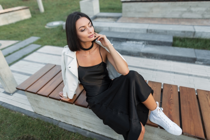 Toužíte po svůdném a přitom ležérním outfitu? Kombinujte chladivé slip dress šaty s jednoduchými plátěnými teniskami. 
